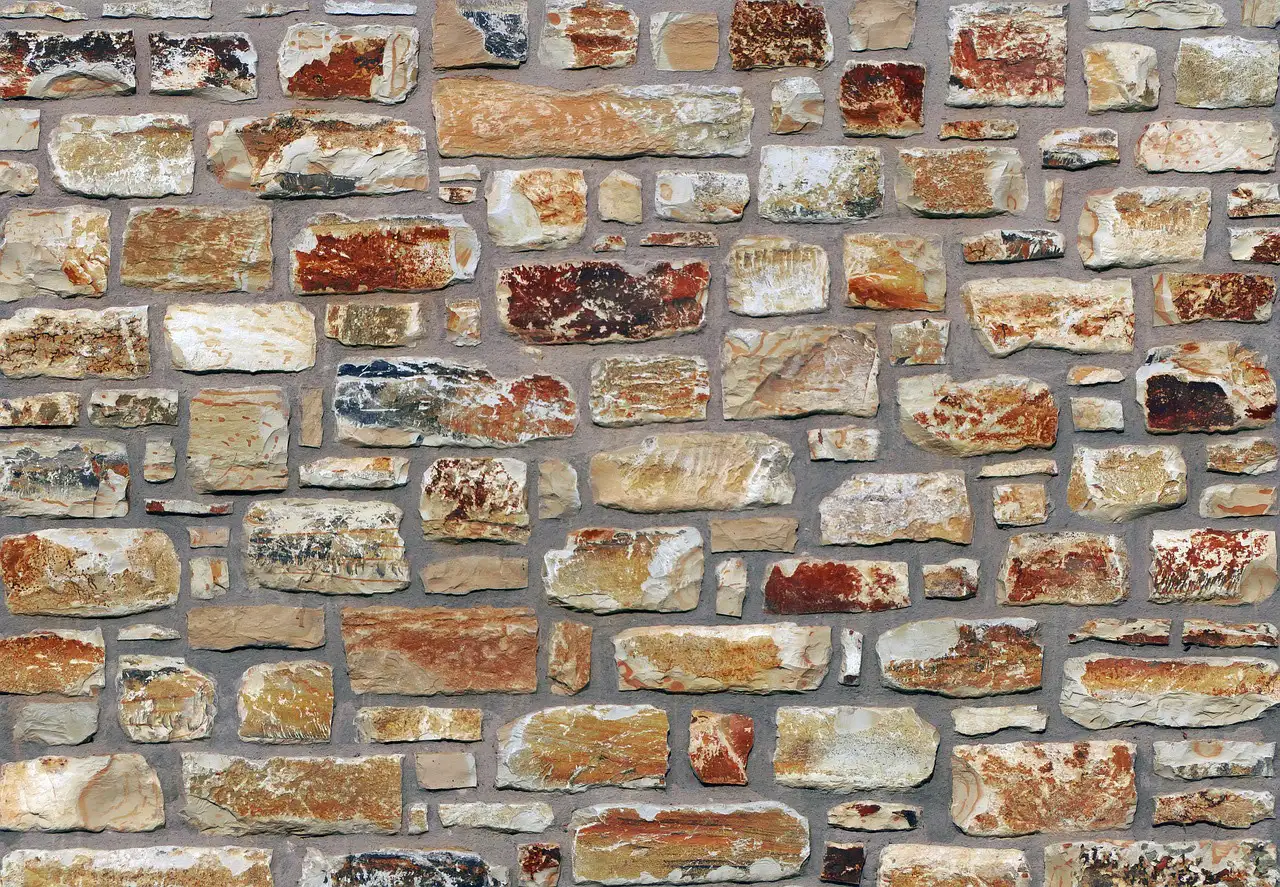 Natursteine in einer Wand verarbeitet